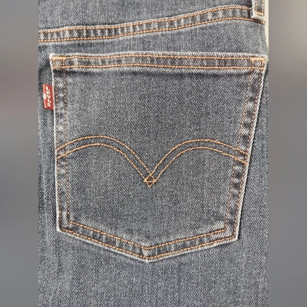 Levi’s snap front denim knee length skirt Size 26